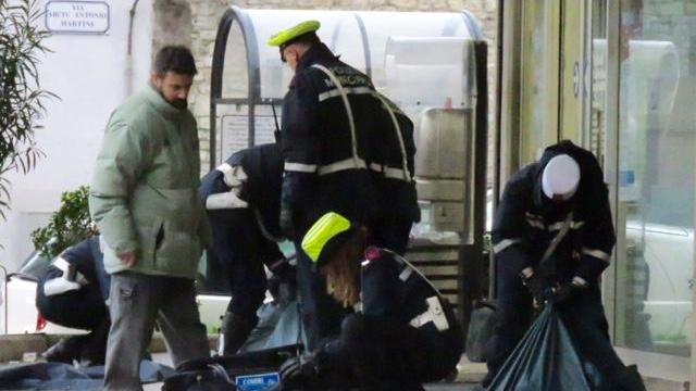 Il sequestro della polizia municipale della merce degli abulanti abusivi (foto Batavia)