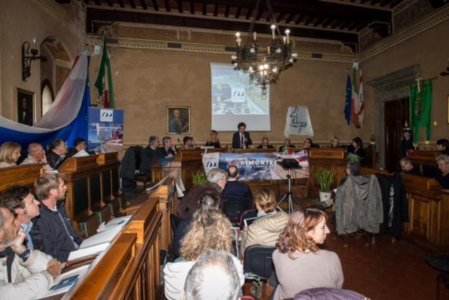 Un’immagine dell’incontro di presentazione in una sala consiliare senza posti liberi, introduce il vicesindaco Stefano Ferrini