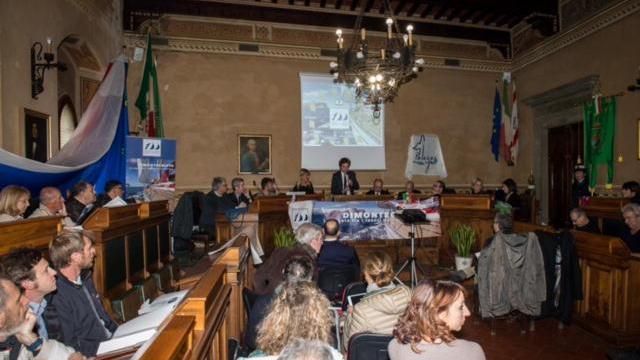 Un’immagine dell’incontro di presentazione in una sala consiliare senza posti liberi, introduce il vicesindaco Stefano Ferrini