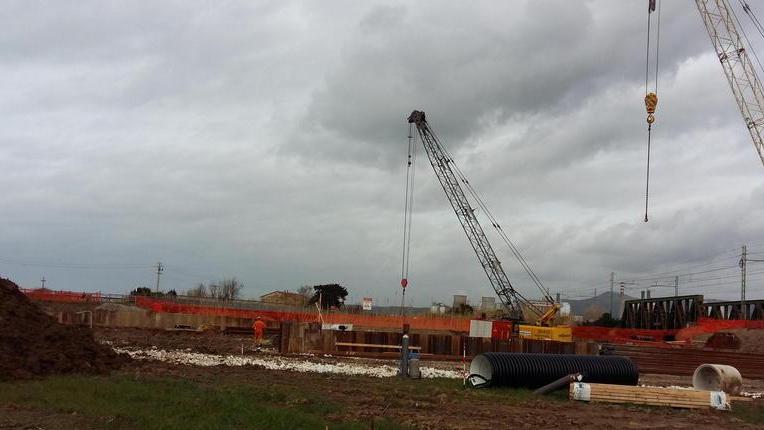 Il cantiere a lato del fiume Fine per la messa in sicurezza idraulica