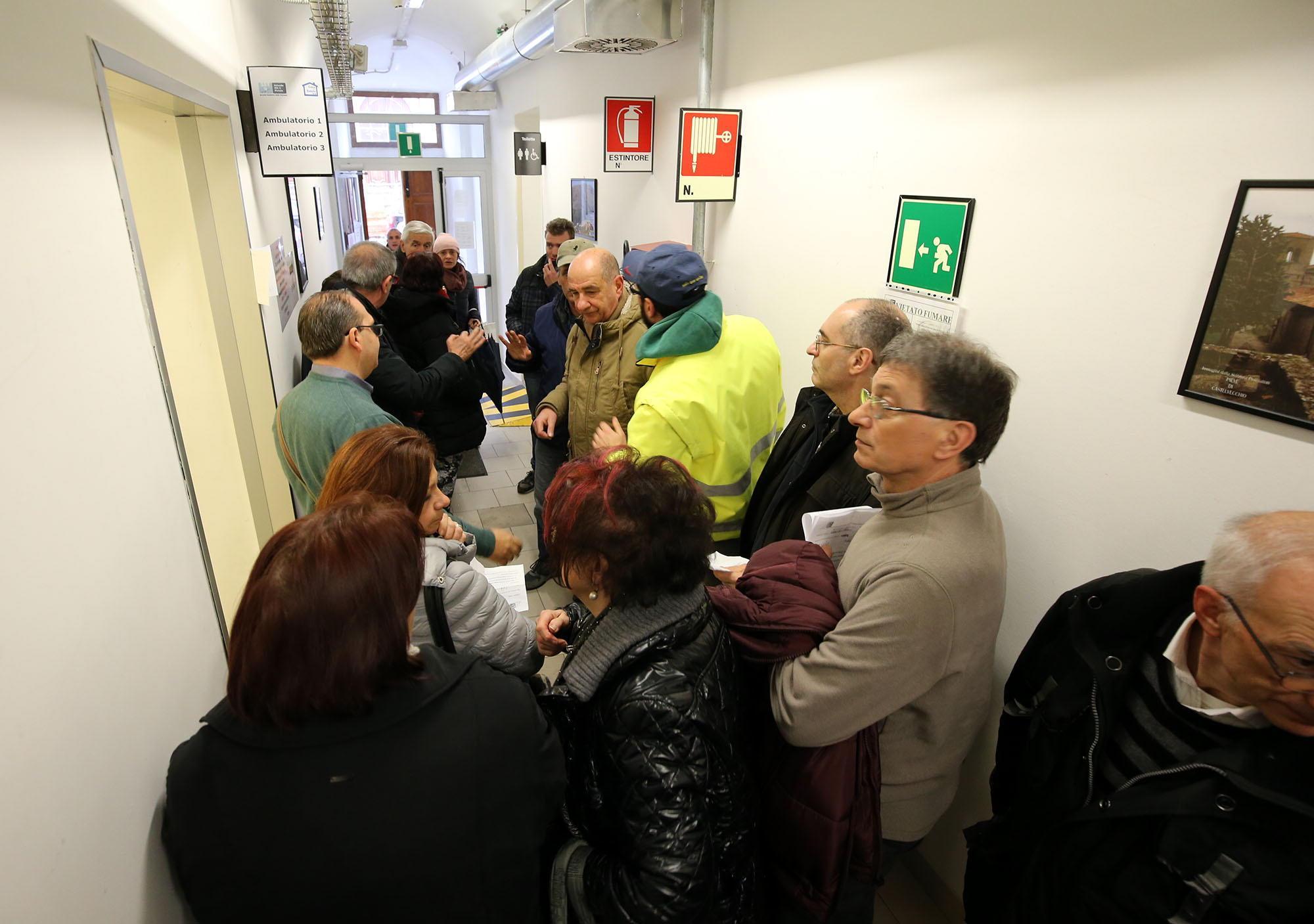 Le code alla Casa della salute di Pescia (foto Nucci)