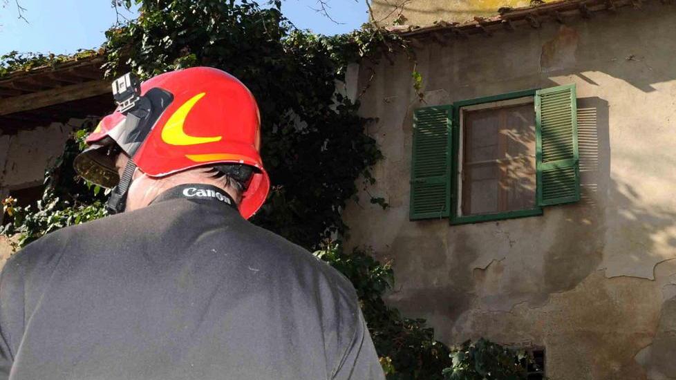 Famiglia evacuata per le infiltrazioni di acqua nel solaio