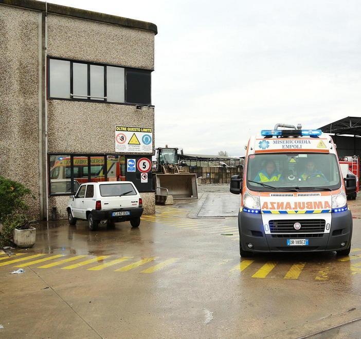 Incastrato nel rullo dei rifiuti operaio rischia di perdere la mano 