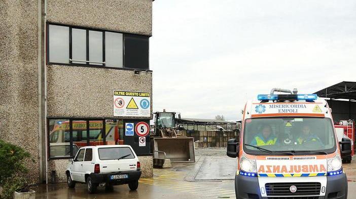 Incastrato nel rullo dei rifiuti operaio rischia di perdere la mano