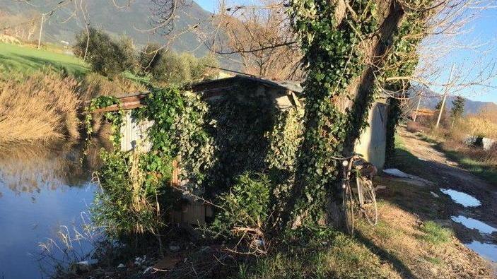 Una “baraccopoli” sul Fiume Morto