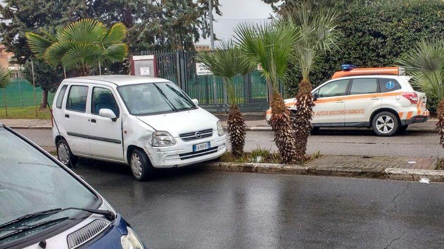 Si sente male al volante sbanda e muore a 94 anni