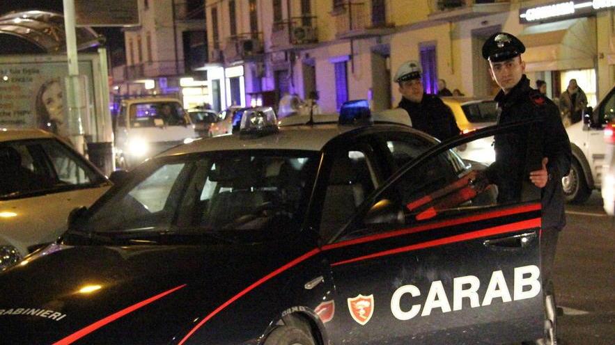 Donna aggredita e rapinata mentre ritorna a casa