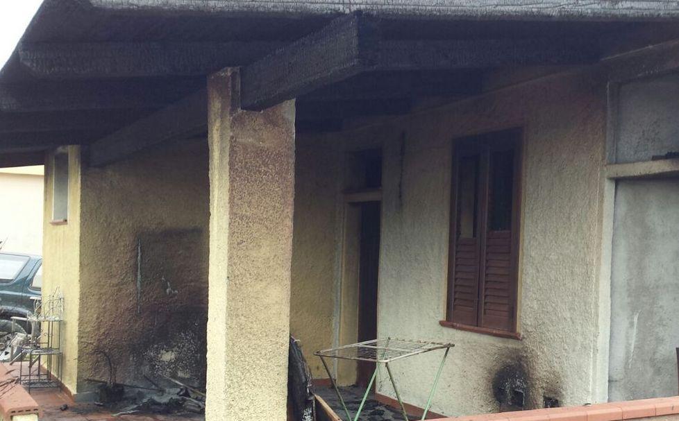 A fuoco auto e casa di un imprenditore 