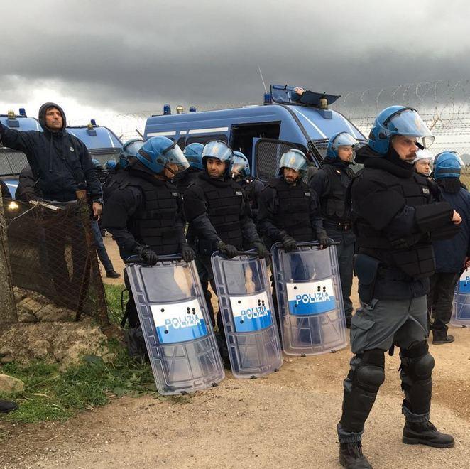 Pacifisti in corteo: «Subito la chiusura della base militare» 