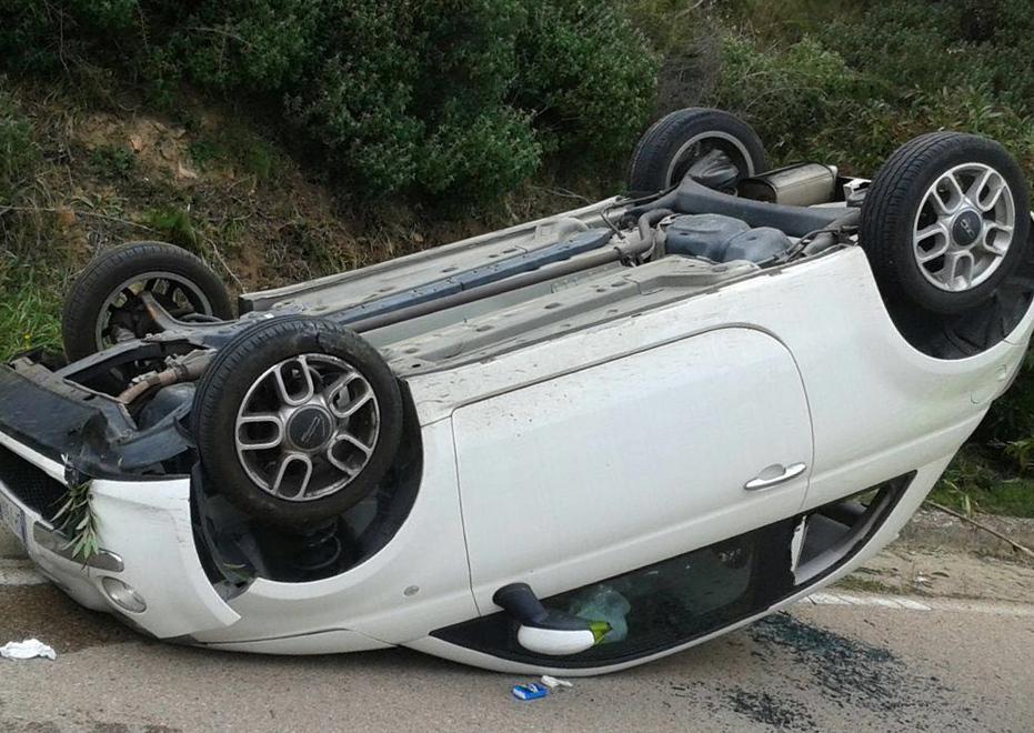Si ribalta una 500, in ospedale una 58enne