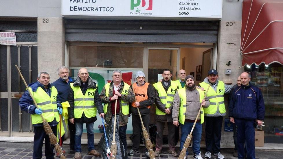 Il Pd con la ramazza contro ruspe e ronde