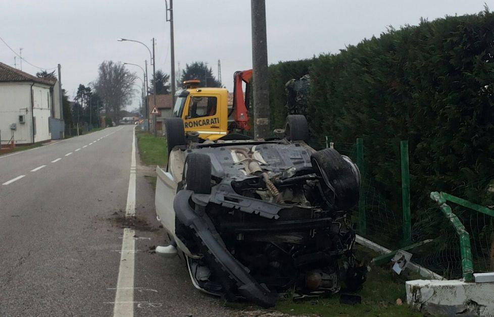 Ragazza esce incolume dalla carambola con l’auto 