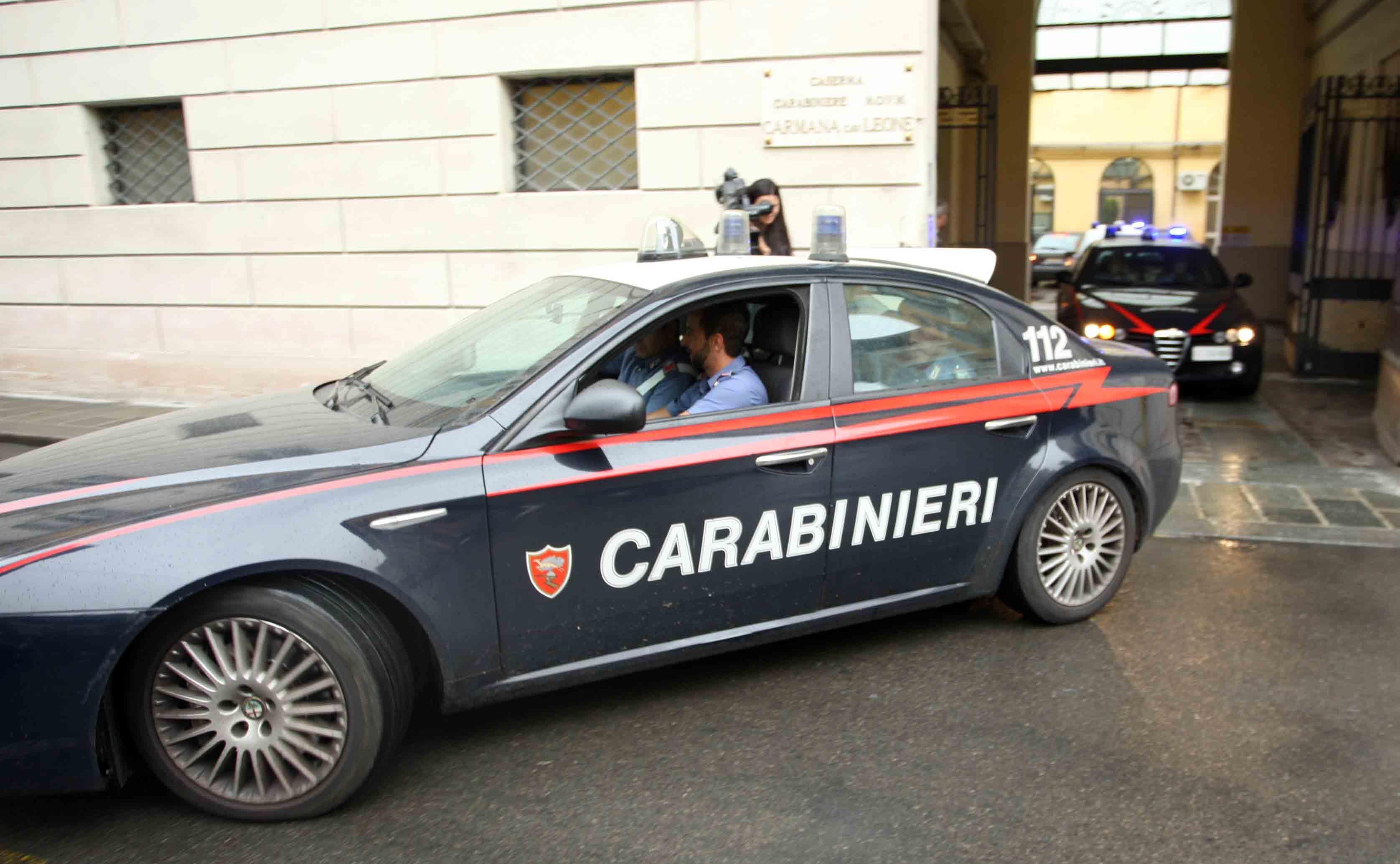 "Ha la ruota bucata" ma è una scusa per derubarla: denunciato 