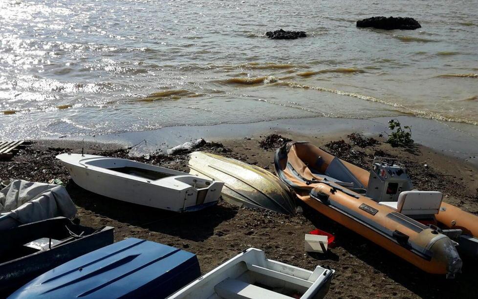 Relitti abbandonati sulle spiagge livornesi: nessuno li rimuove