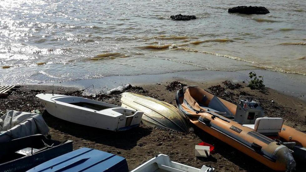 Relitti abbandonati sulle spiagge livornesi: nessuno li rimuove
