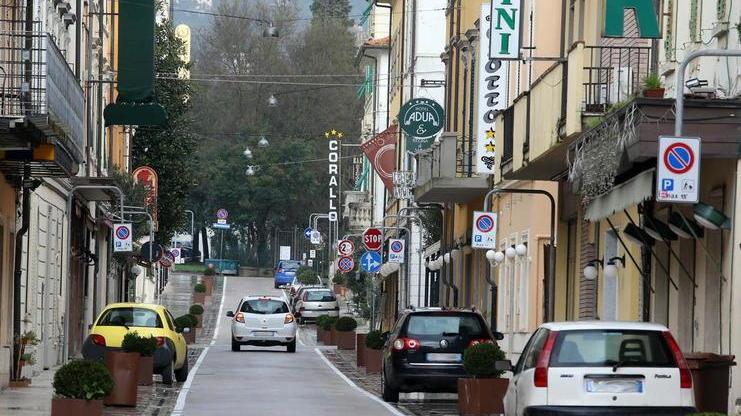 Via Cavallotti, auto in sosta selvaggia
