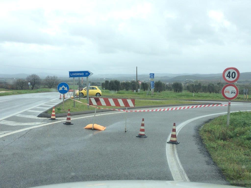 Follonica est direzione Livorno ingresso chiuso (foto Giorgio)