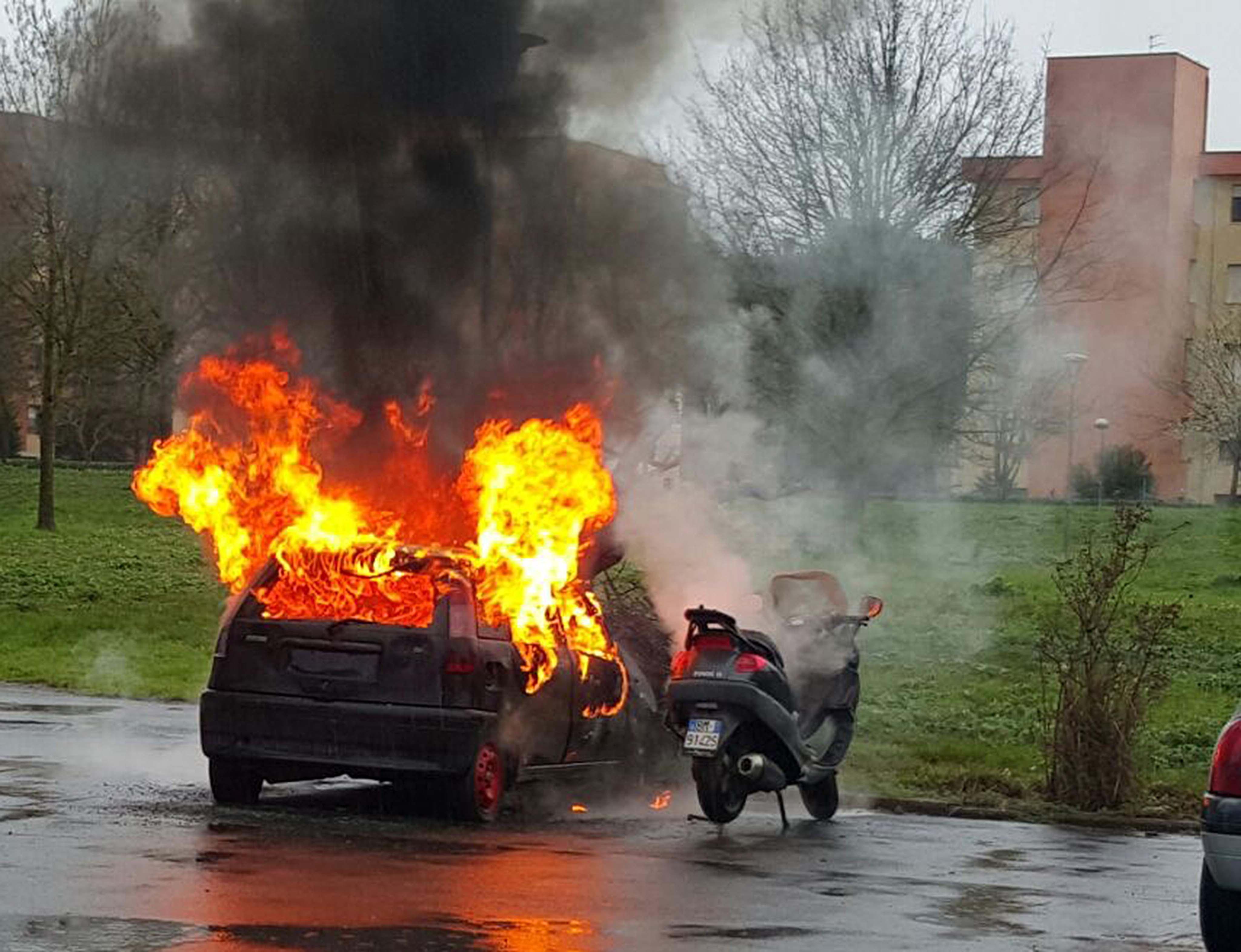 L'auto in fiamme in via Indipendenza (Foto di Franco Silvi)