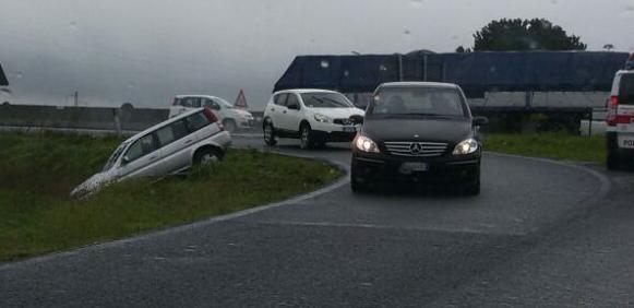 L'auto uscita di strada sullo svincolo della Variante Aurelia (foto di Cristina Malventi)