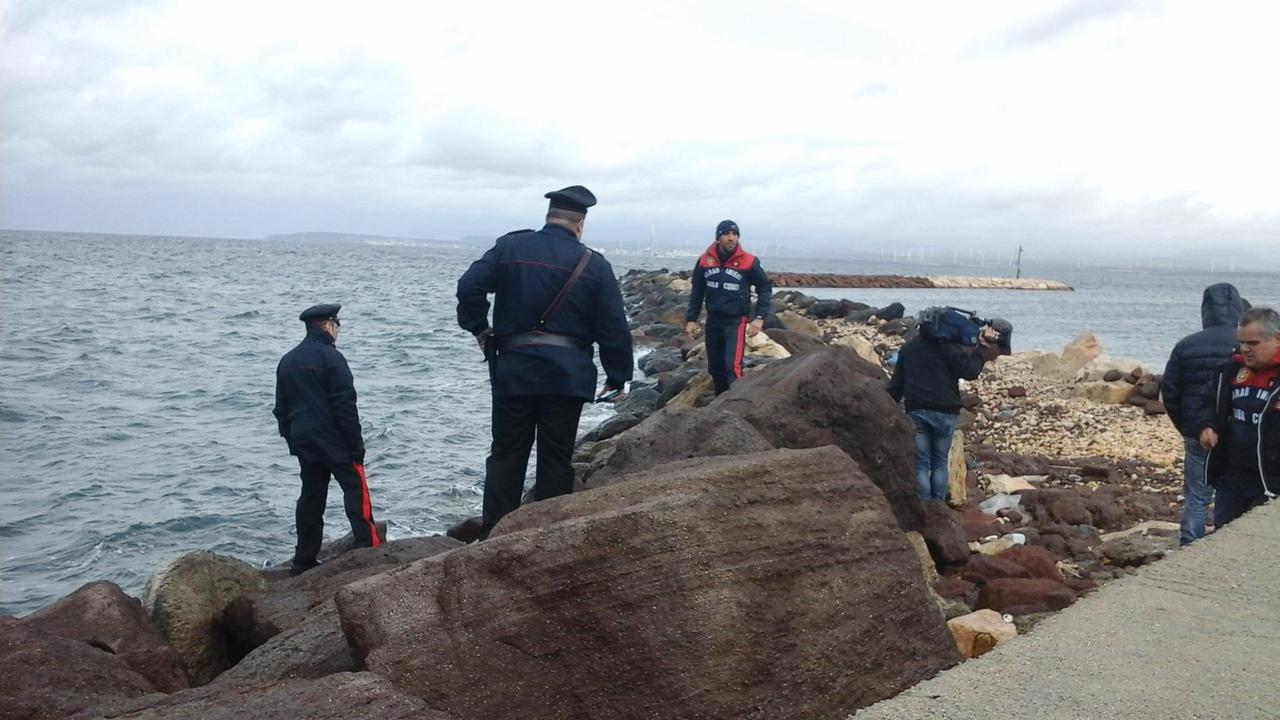 I carabinieri sul molo frangiflutto nel quale è stato trovato il cadavere di un uomo