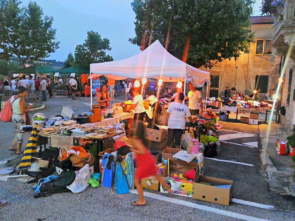 Uno dei mercatini del gruppo "Se te lo vieni a prendere te lo regalo"