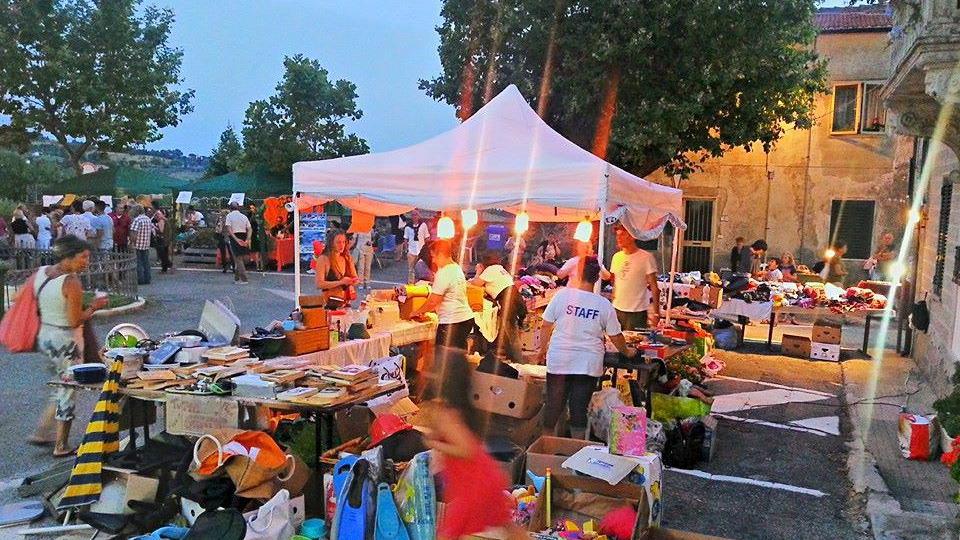 Uno dei mercatini del gruppo "Se te lo vieni a prendere te lo regalo"