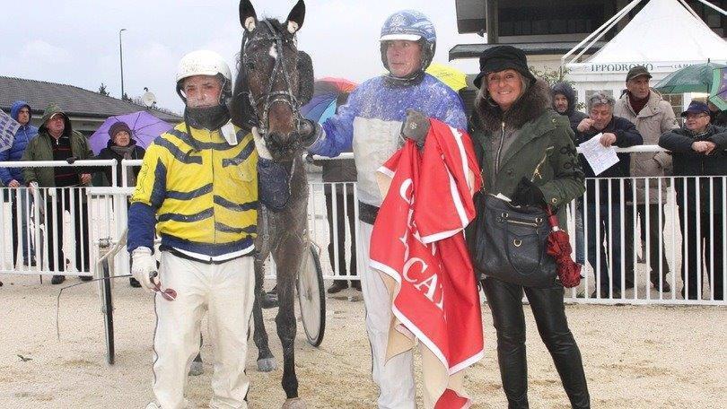 I festeggiamenti a Radiofreccia Fi per la vittoria nel Gp Ponte Vecchio (Foto Rosellini)