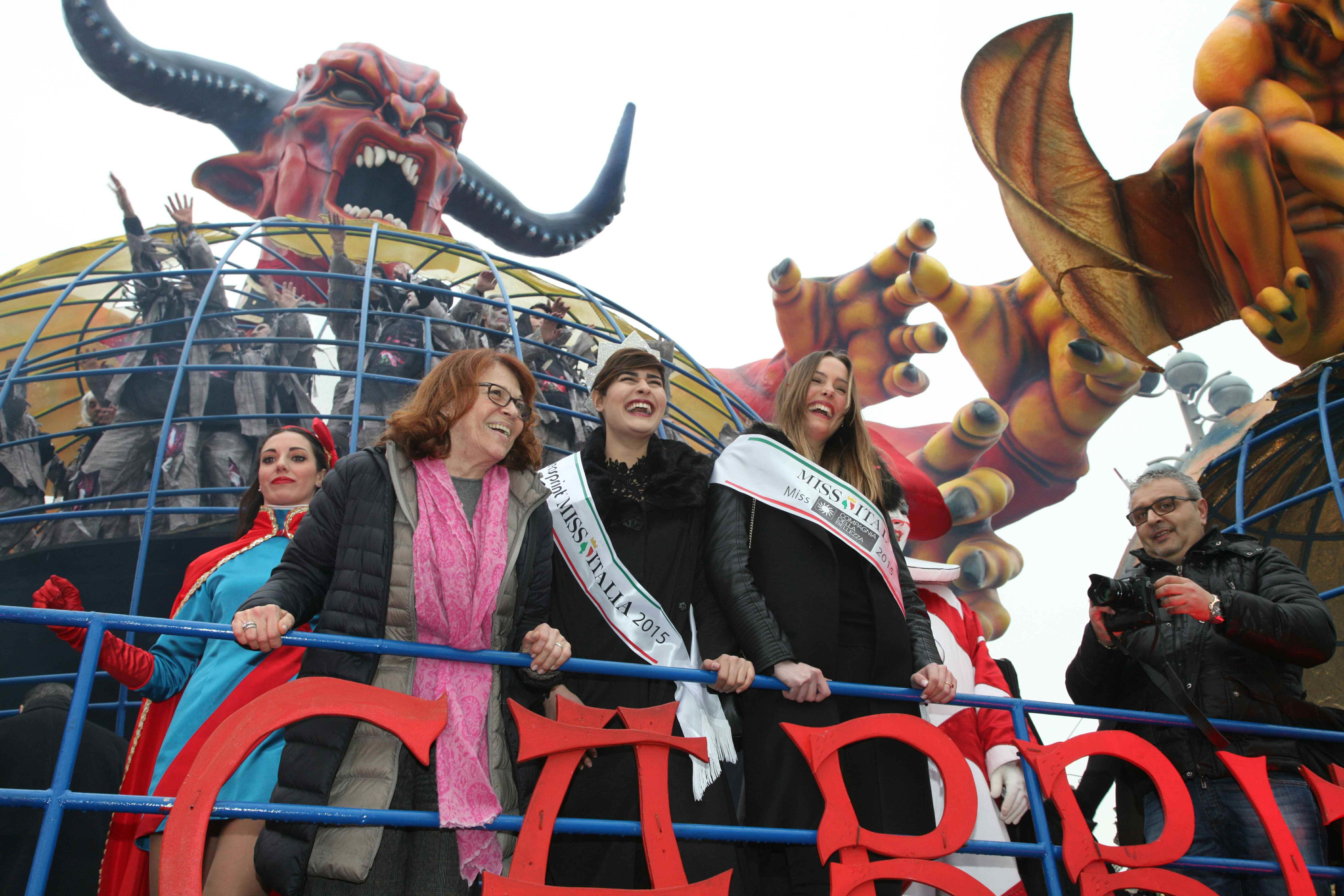Miss Italia sul carro "La Gabbia"