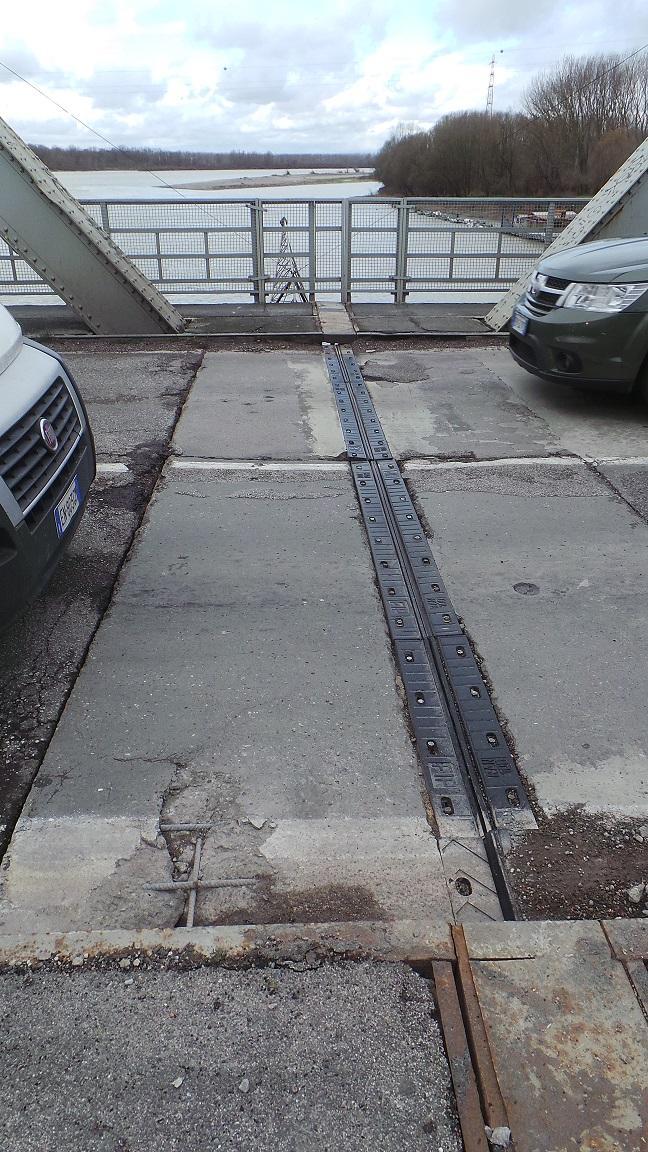 Il giunto rotto sul ponte del Po 