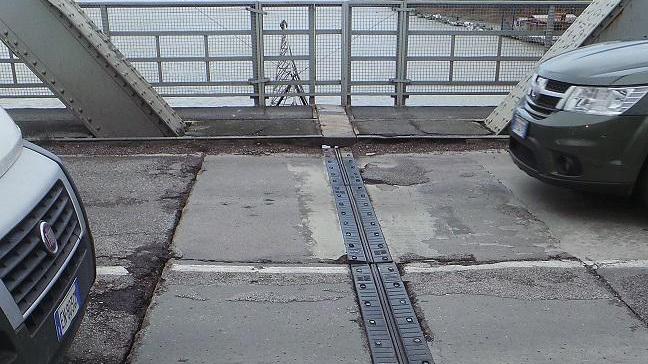Il giunto rotto sul ponte del Po
