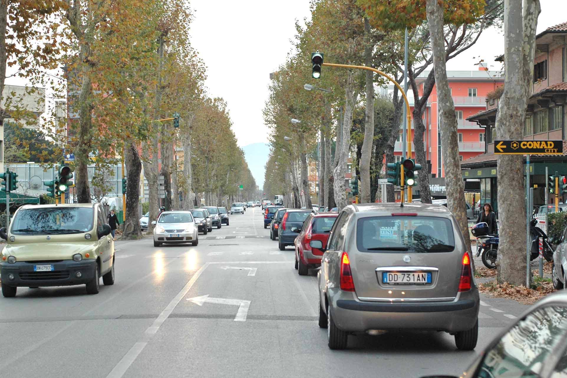 Sfrecciava a cento all'ora sul viale Adua: patente ritirata e 860 euro di multa