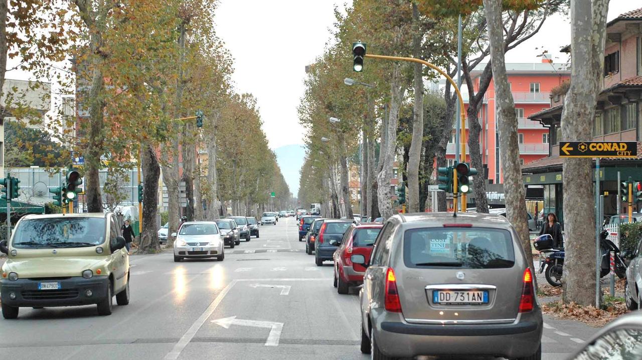 Sfrecciava a cento all'ora sul viale Adua: patente ritirata e 860 euro di multa