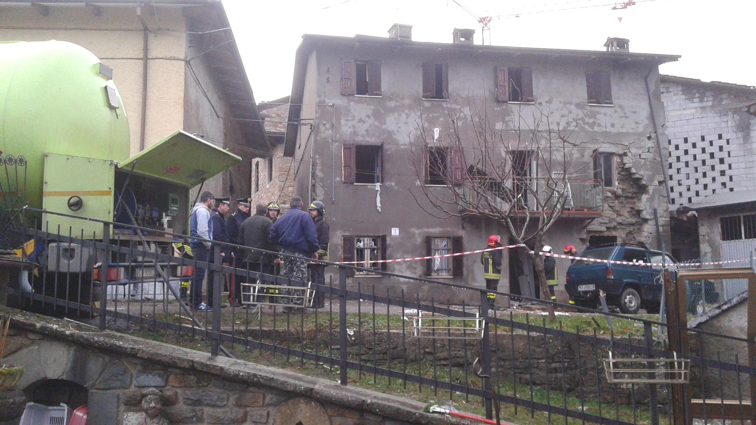 Lama Mocogno, esplosione per il gas in casa: un morto e un ferito 