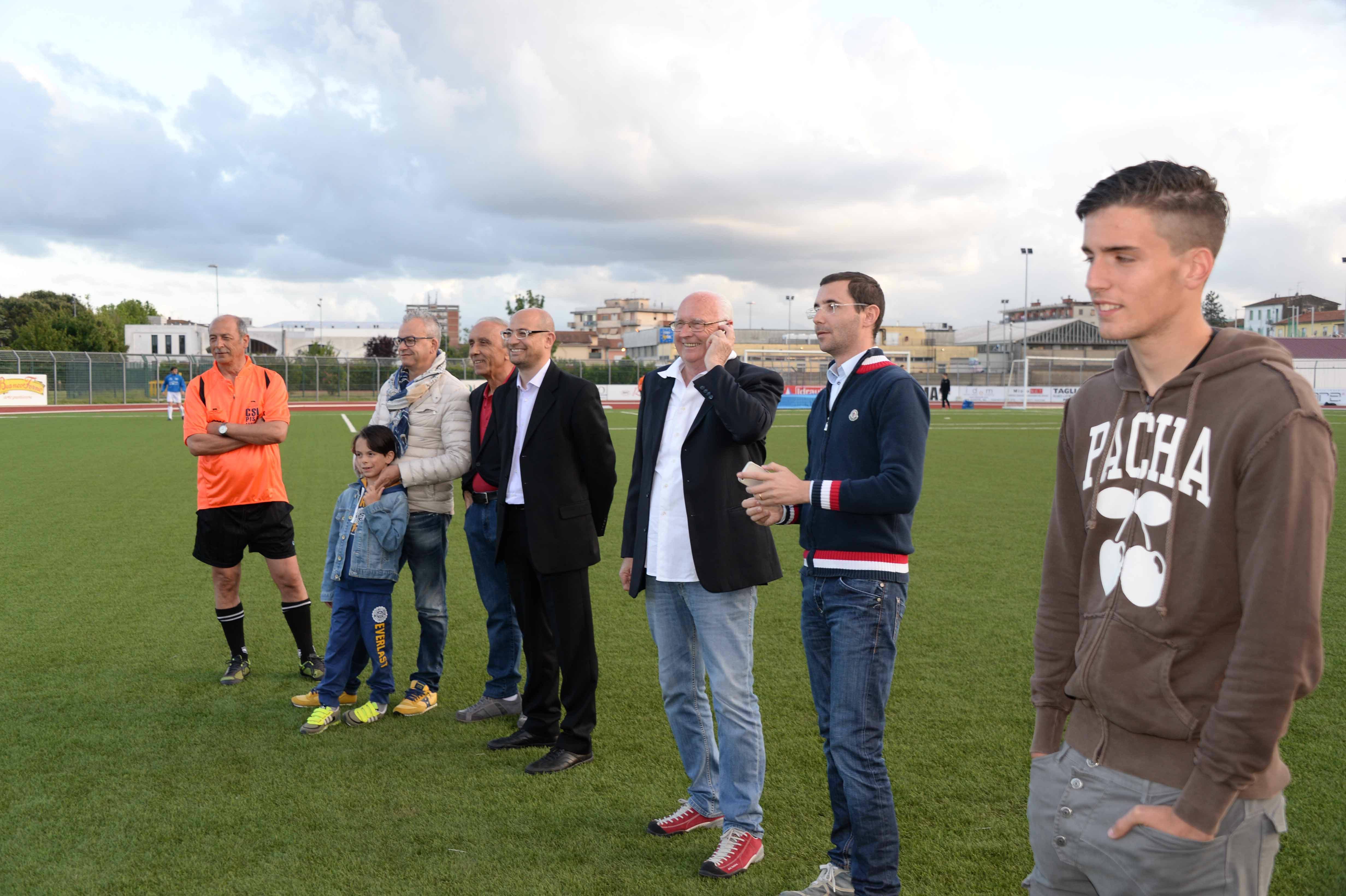 Il sindaco Simone Millozzi allo stadio insieme ad alcuni dirigenti del Pontedera (Foto F. Silvi)