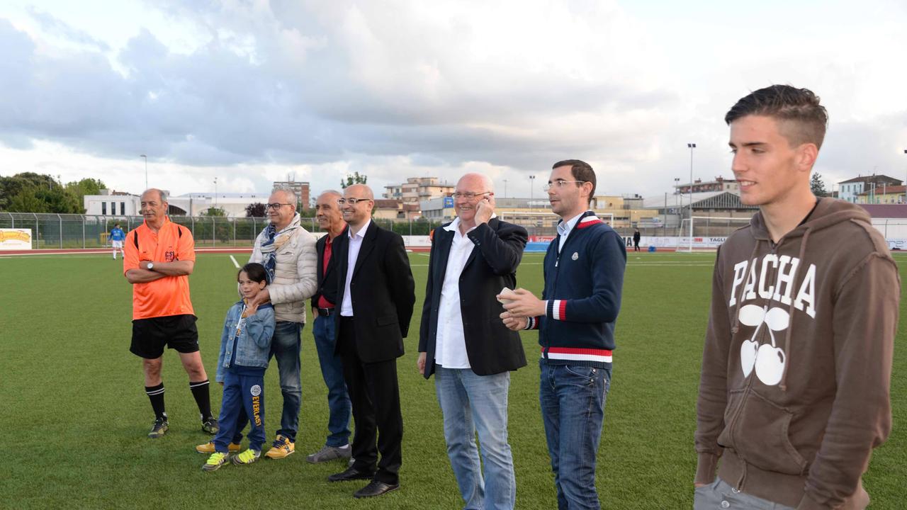 Il sindaco Simone Millozzi allo stadio insieme ad alcuni dirigenti del Pontedera (Foto F. Silvi)