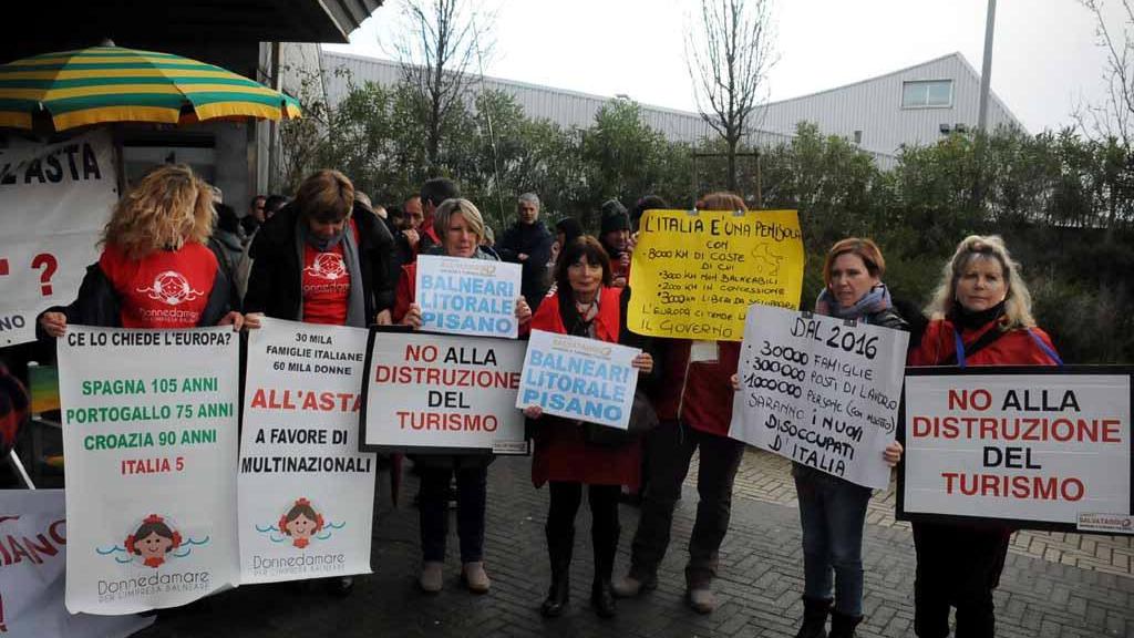 La protesta dei balnearia Marina di Carrara