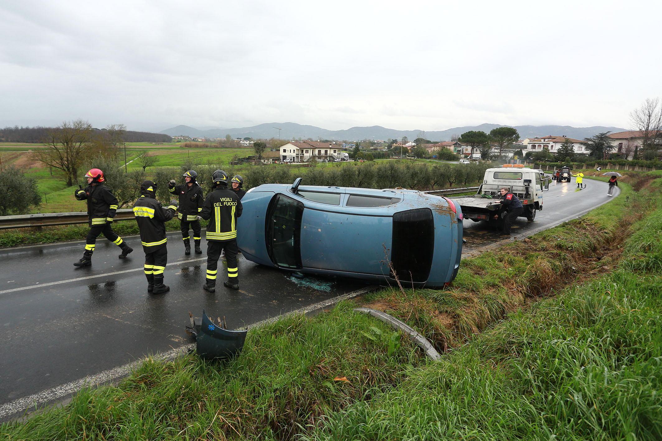 I soccorsi sulla Francesca Nord (Foto Agenzia Carlo Sestini)