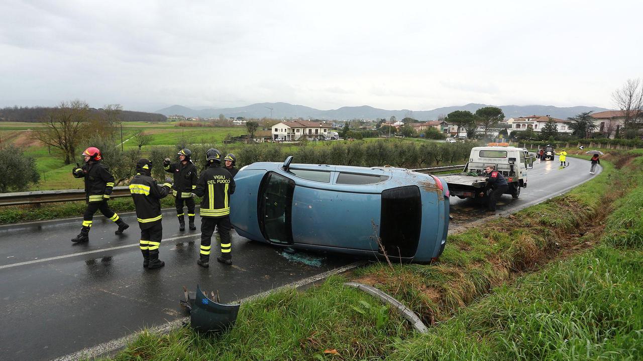 I soccorsi sulla Francesca Nord (Foto Agenzia Carlo Sestini)