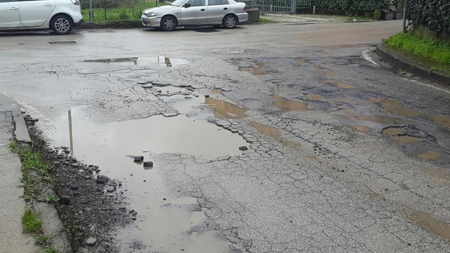 Buche ovunque, protestano i cittadini