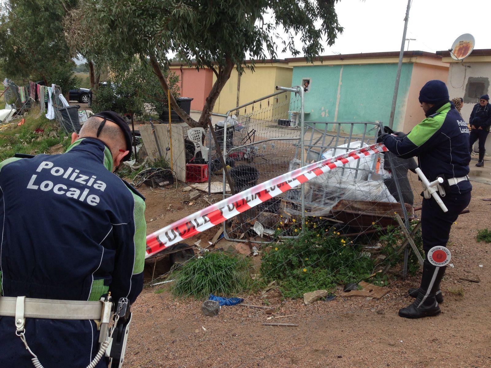 Il blitz della polizia locale al campo nomadi 