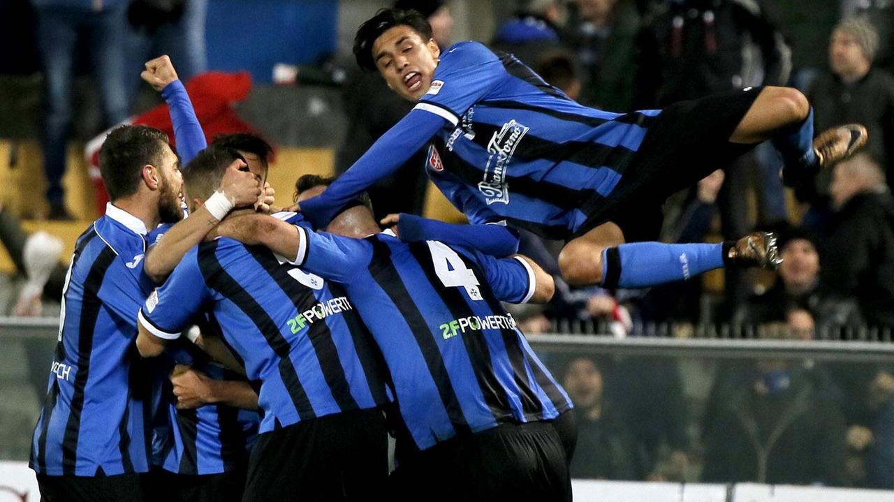 La gioia dei nerazzurri dopo il gol vincente di Varela (Muzzi)