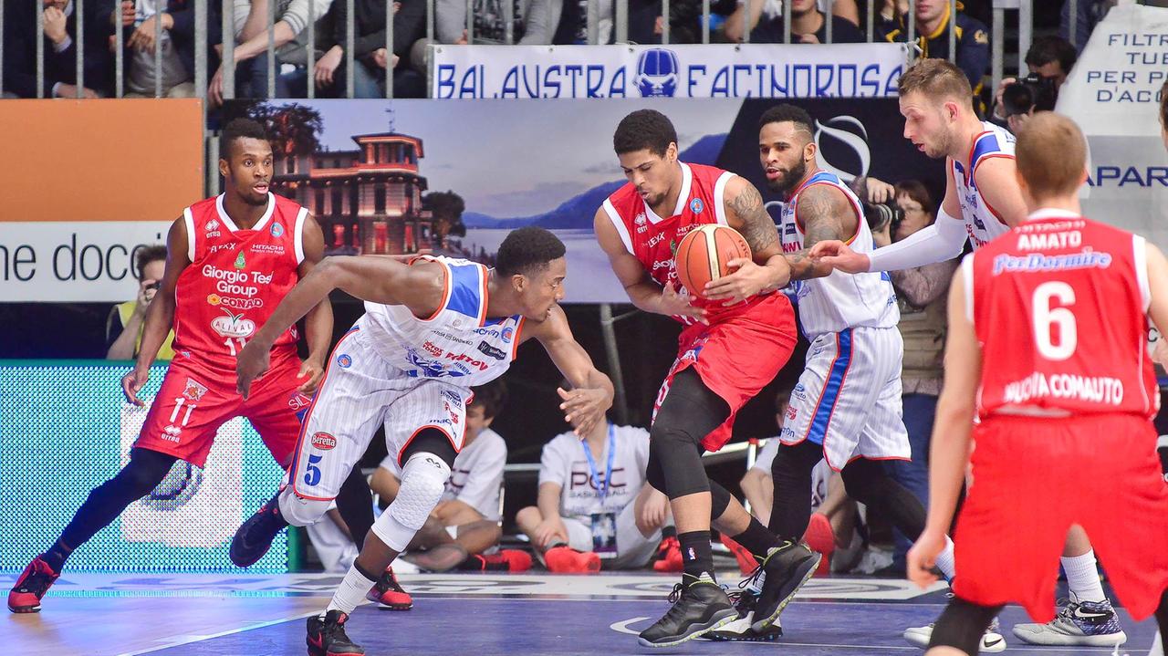 Un'azione della partita fra Cantù e Pistoia Basket (82-74)