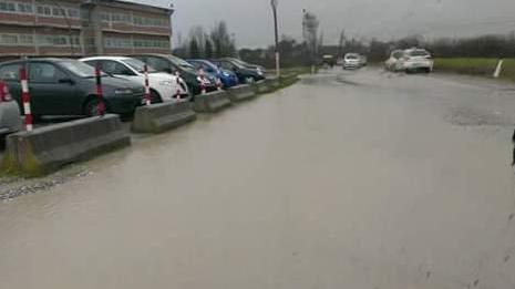 Parcheggio trasformato in... piscina