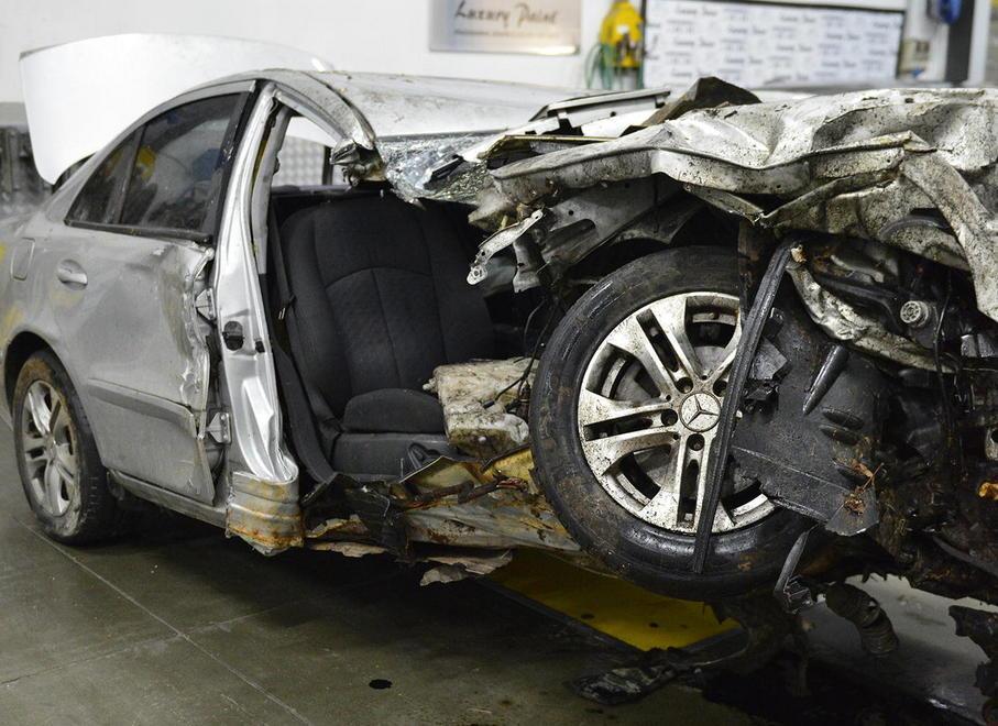 Muore sbalzata dall’auto 