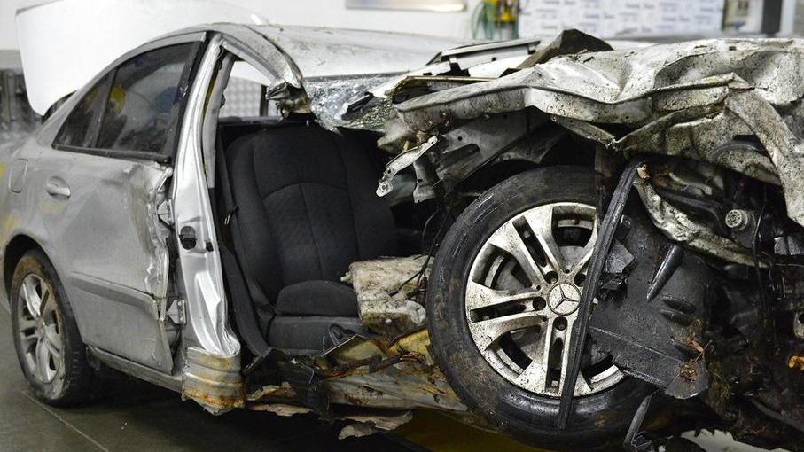 Muore sbalzata dall’auto