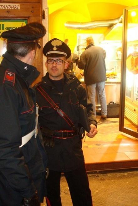 Fanno razzia di abiti e di profumi con borse schermate 