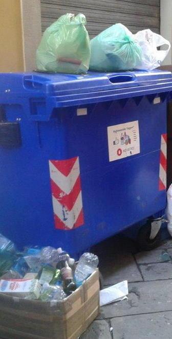 Cassonetti interrati: stop in piazza Carrara 