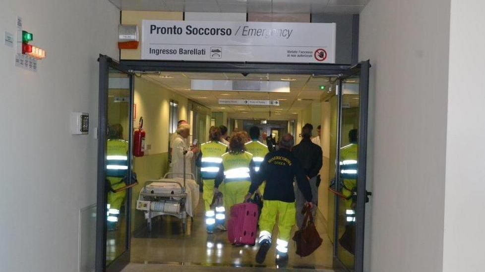 Macchina cappottata, 4 in ospedale