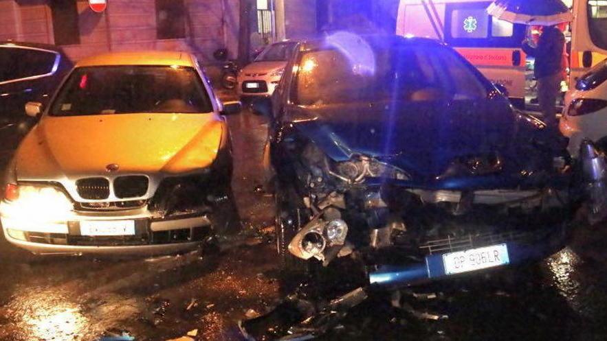 Violento scontro sotto il diluvio: tre persone ferite