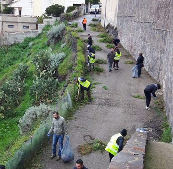 Sindaco e cittadini puliscono il paese